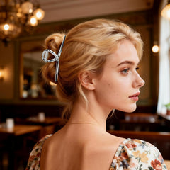 GIYAWA clip securing a high bun for comfortable all-day hold