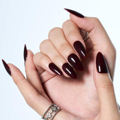 GLAMERMAID scale on model hand showing realistic fit benefit