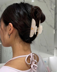 HAIMEIKANG clip used in bridal hairstyle illustrating polished event-ready look