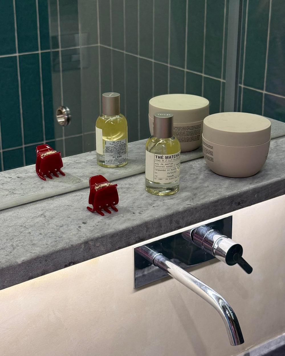 Hana Mia clip in hand to show 1-inch scale and lightweight convenience