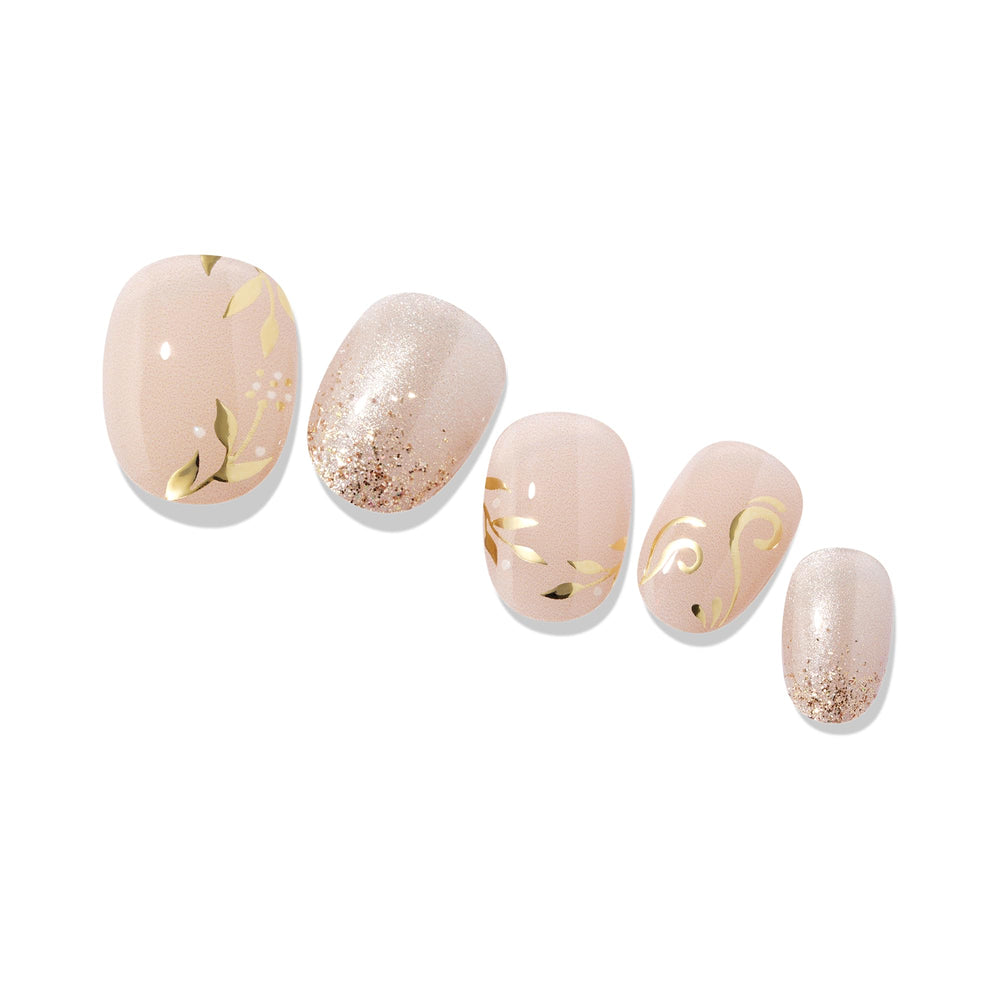 heyhae finished manicure at beach lifestyle shot for vacation-ready nails