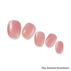heyhae manicure curing in sunlight outdoors for lamp-free finish