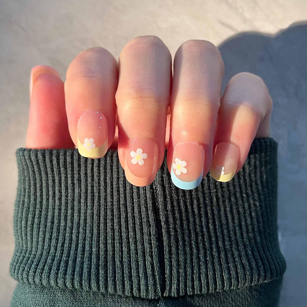 Hkanlre press-on nails in hand demonstrating scale and natural fit benefit