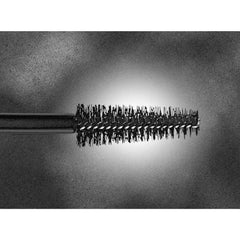 HOURGLASS mascara on lashes demonstrating dramatic length and separation
