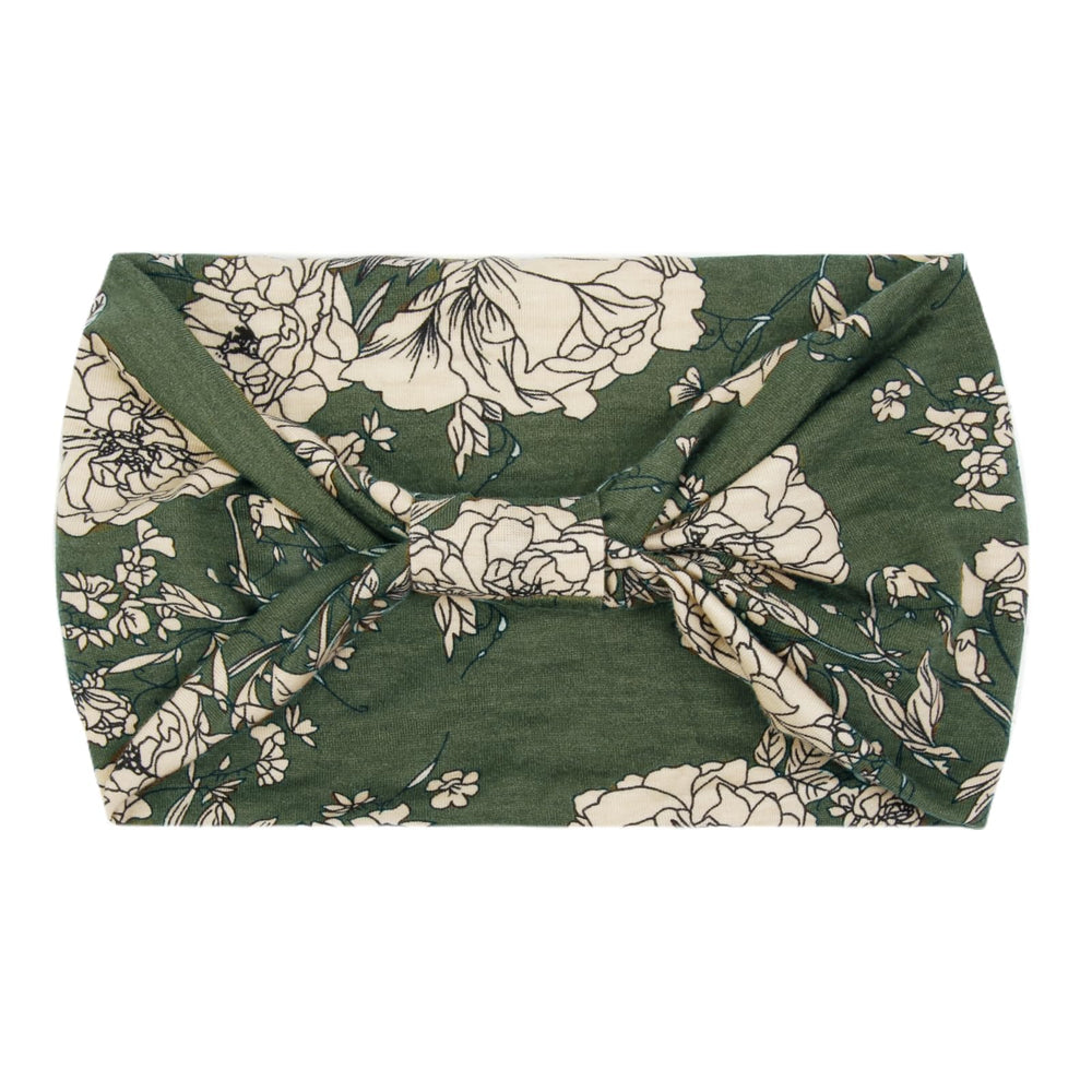 Huachi lifestyle shot outdoors pairing headband with casual boho outfit