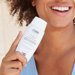ISDIN Eryfotona Ageless texture close-up illustrating lightweight, fast-absorbing finish