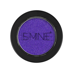 IS'MINE applied on eyelid demonstrating intense color and longwear benefit