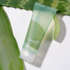 IsNtree aloe gel texture close-up highlighting clear cooling, hydrating benefit