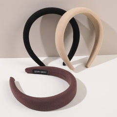 Ivyu model wearing beige headband offering a soft, natural daytime style