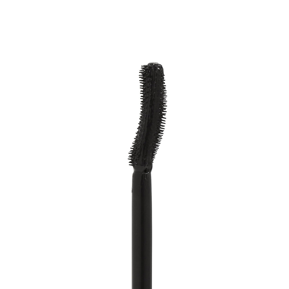 IZME mascara applied on lashes demonstrating lifted, separated effect