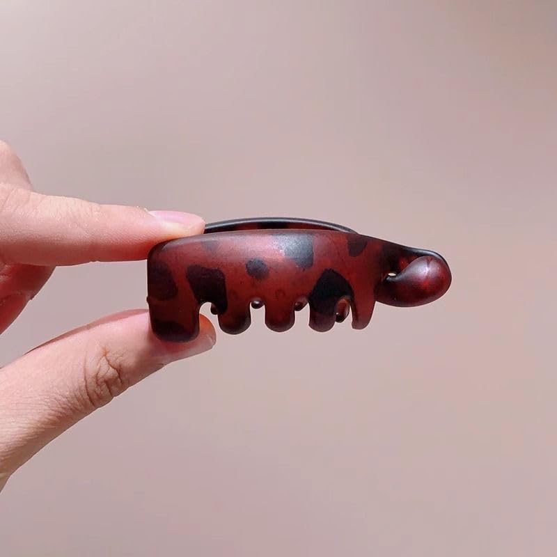 Woman wearing JUNCHAO clips outdoors showing stylish, secure hold