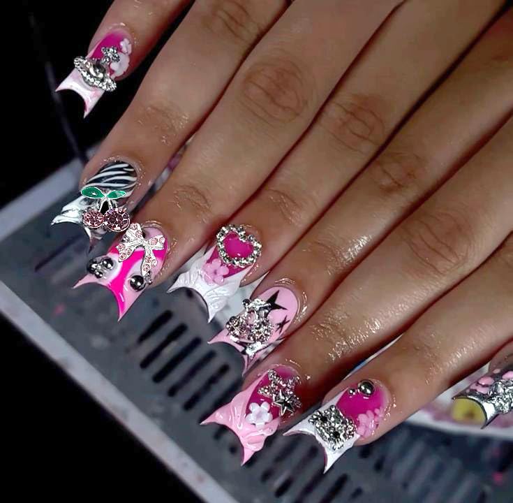KACHIMOO charm applied on press-on nail demonstrating decorative impact