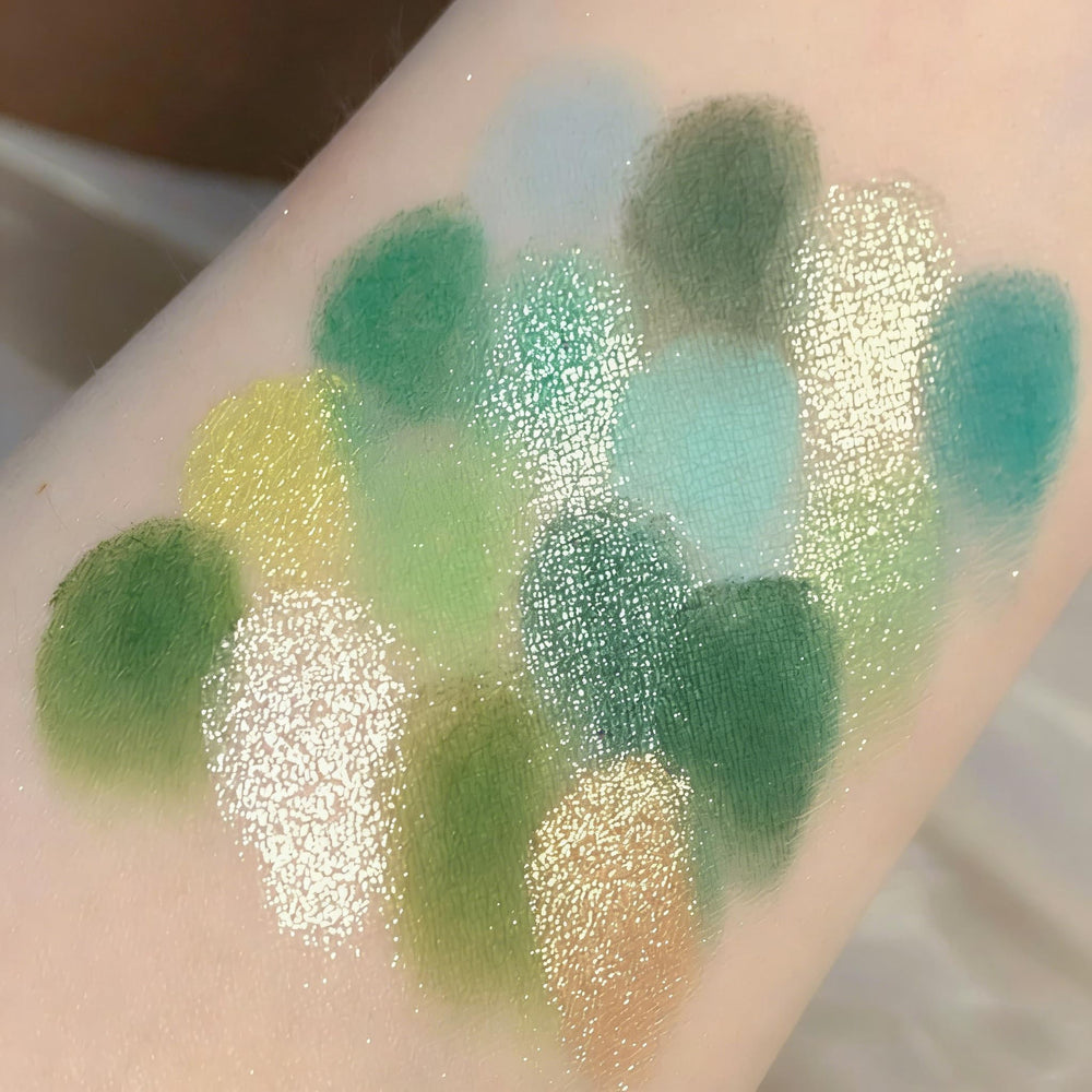 K'APEINE close-up of olive shimmer pan showing reflective payoff