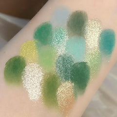 K'APEINE close-up of olive shimmer pan showing reflective payoff
