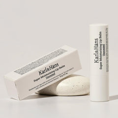 Karl&Häns lifestyle image outdoors protecting lips from wind