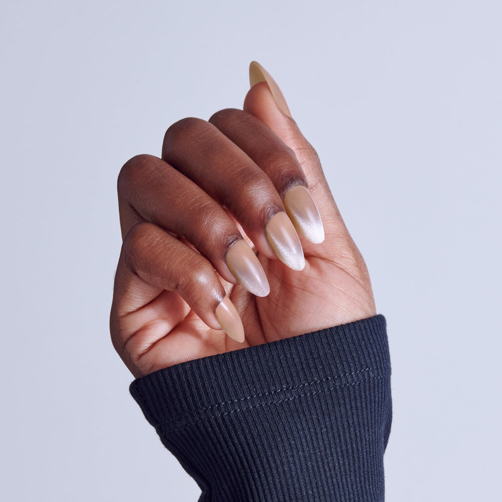KISS Core close-up of magnetic powder finish highlighting velvety, light-catching texture
