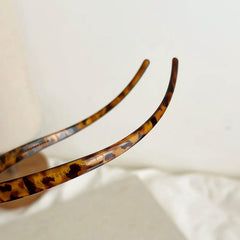 KOVOLITU lifestyle shot pairing headband with outfit for stylish look