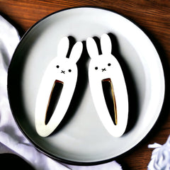 KOZUKI detail of clip surface and white finish demonstrating smooth texture and durability