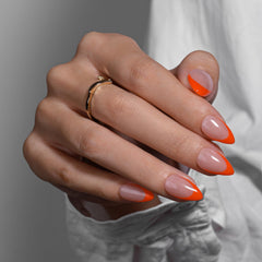 KQueenest close-up of glossy finish highlighting chip-resistant shine benefit