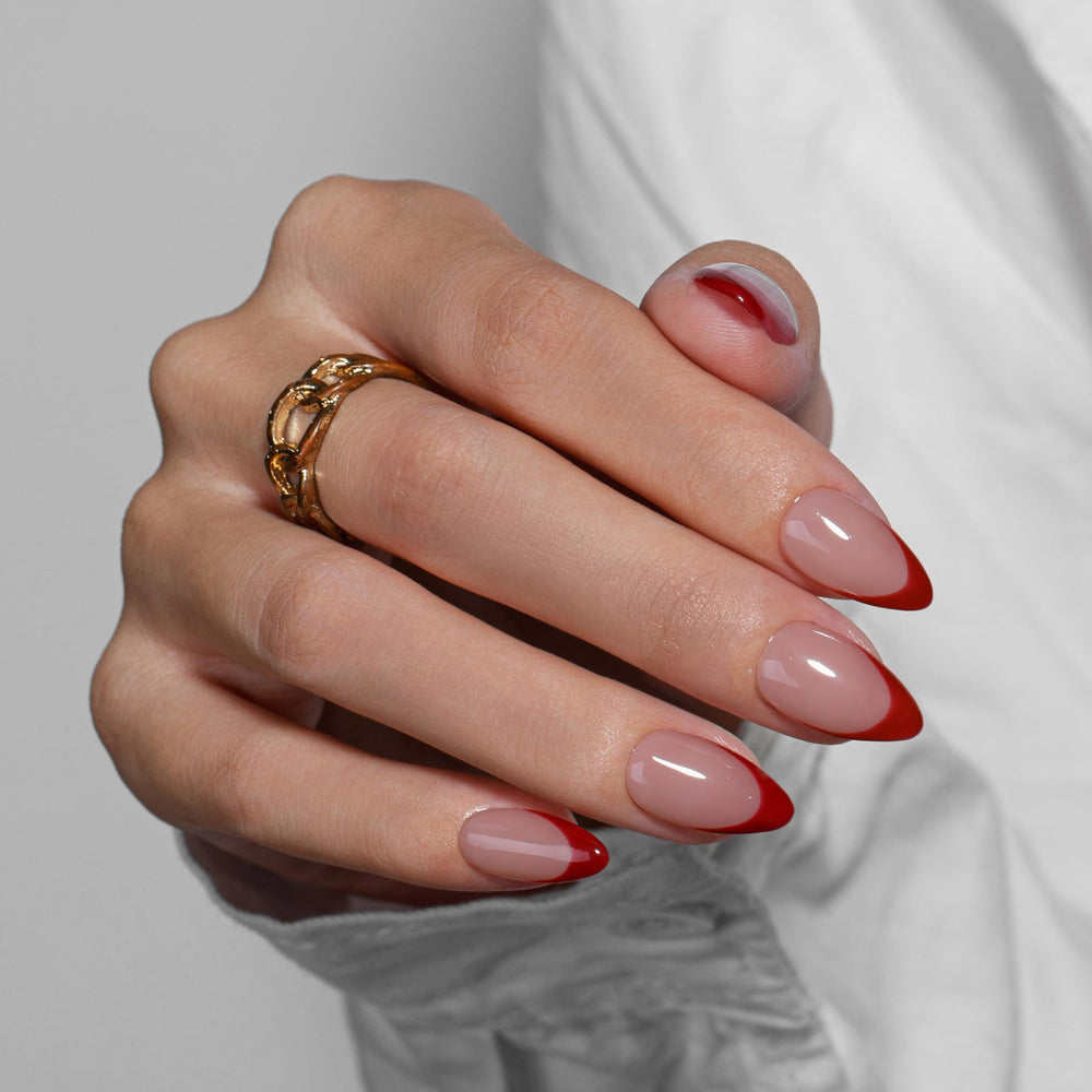 KQueenest close-up of almond shape and smooth gel texture for natural look
