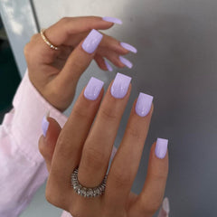 KQueenest front packaging showing lilac nails and included tools for quick application