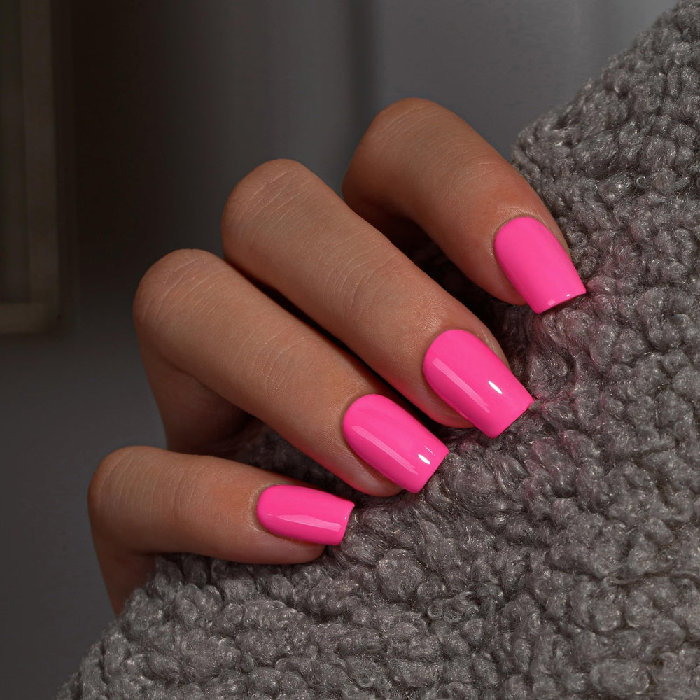 KQueenest front packaging showing hot pink press-on nails and kit benefits
