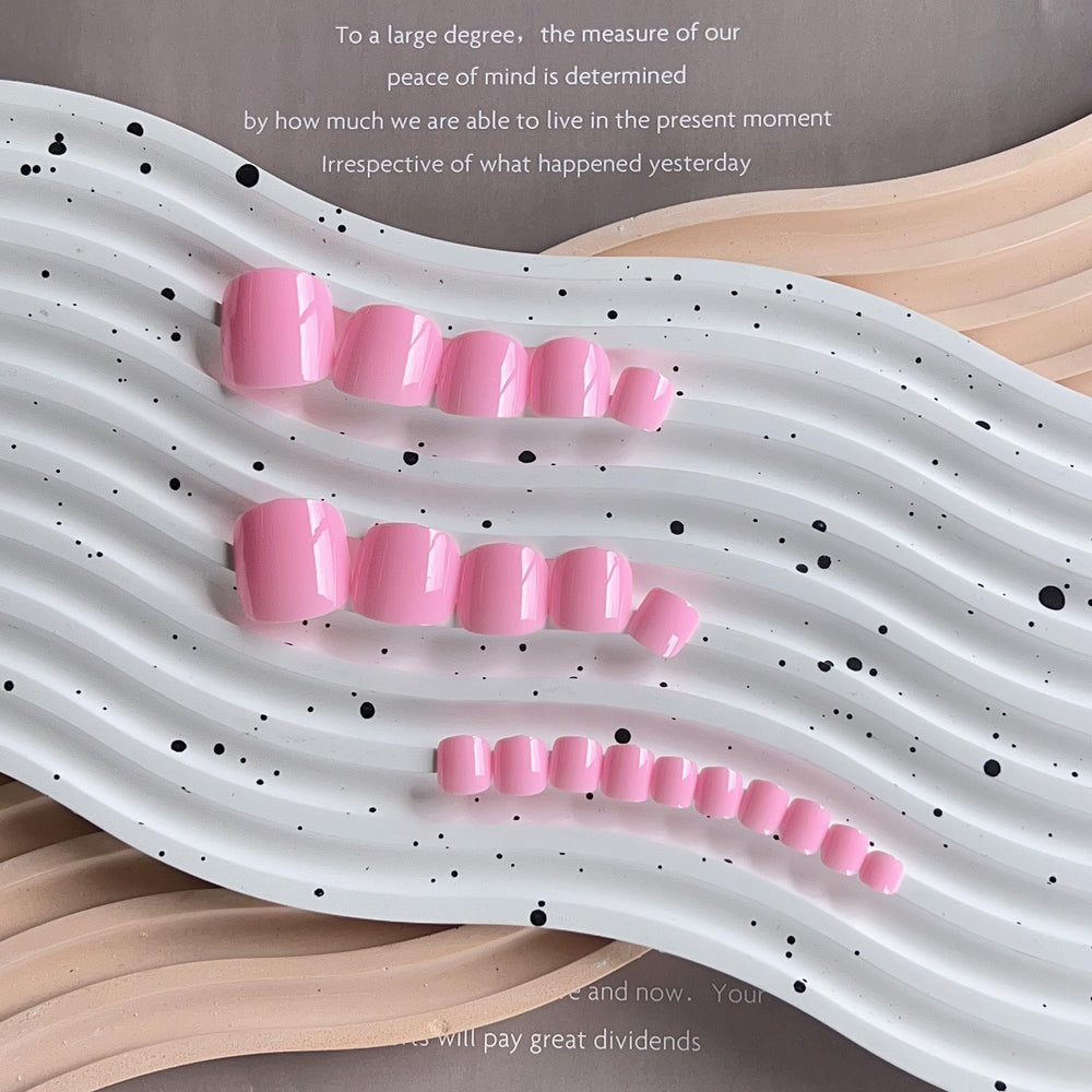 KQueenest press-on toe nails worn in sandals showing polished summer look