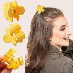 La Jolie Jasmin clip held in hand to demonstrate small size and easy portability
