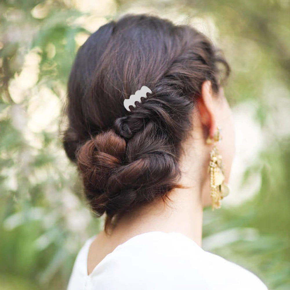 Lawie bridal veil attached to comb for easy veil placement