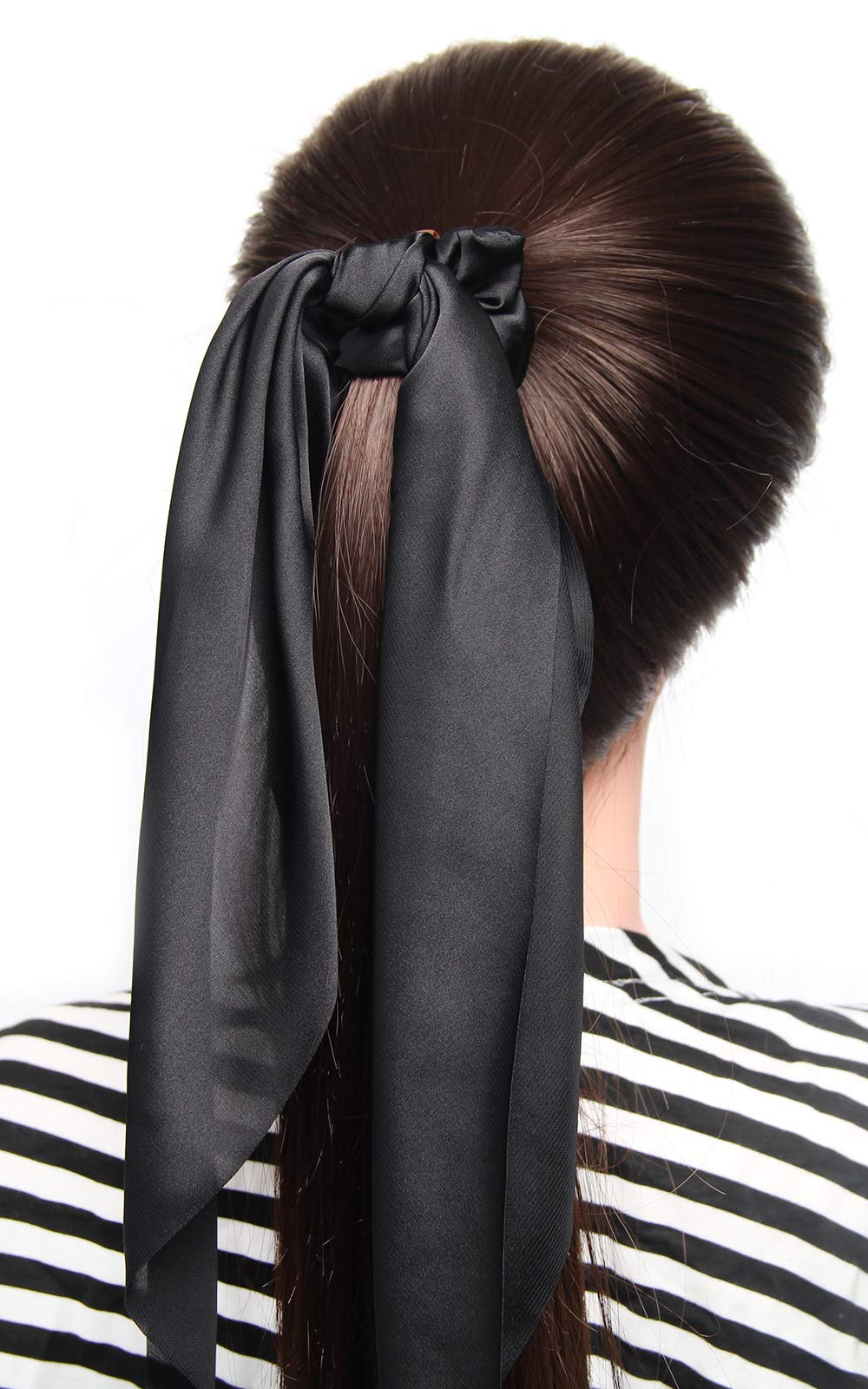 LFOUVRE scrunchie securing a ponytail showing comfortable, reliable hold