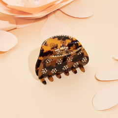LILIE&WHITE clip holding thick hair section demonstrating reliable grip