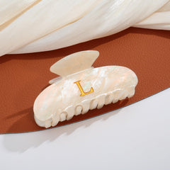 LILIE&WHITE clip held in hand to show scale and easy handling benefit