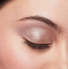 L'Oreal Paris label and bottle detail, clear ingredient and shade information benefit