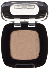L'Oreal Paris close-up texture swatch of Cafe Au Lait showcasing smooth gel-to-powder finish