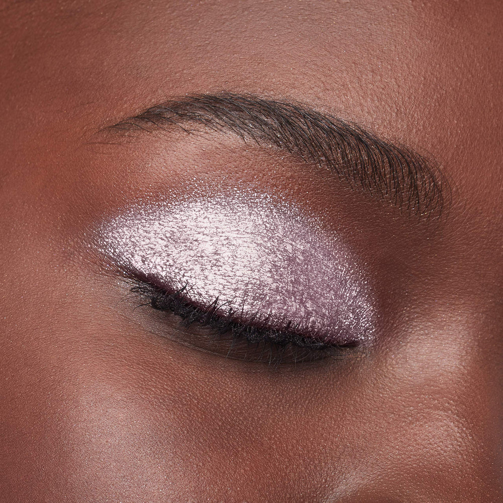 L'Oreal Paris model wearing soft daytime glow showing subtle shimmer
