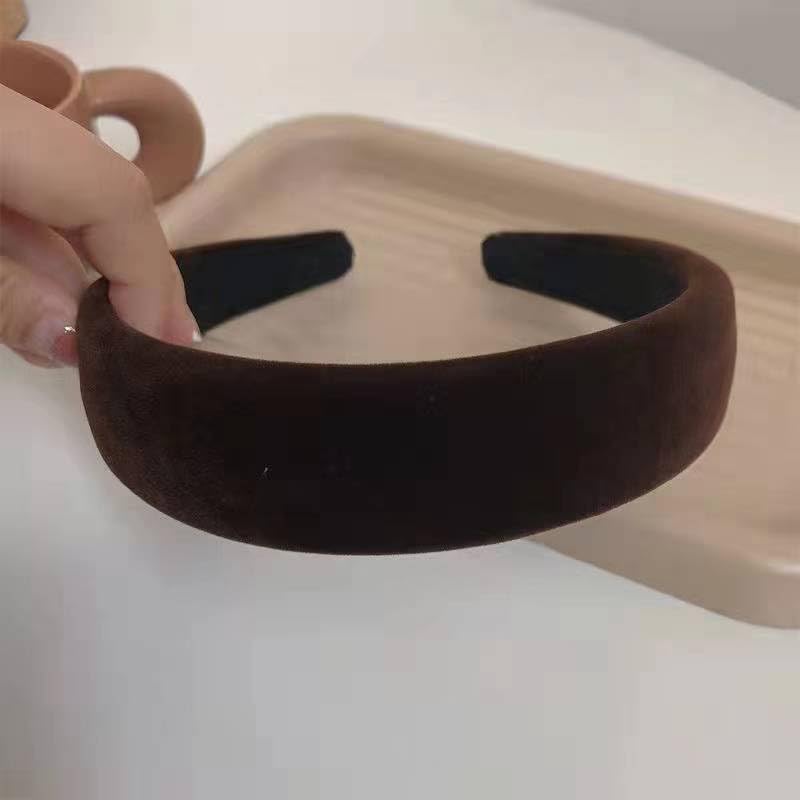 Lvyeer band beside ruler illustrating one-size fit and 3 cm width for scale
