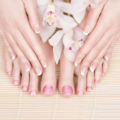 Maitys close-up of glitter texture revealing fine shimmer for salon-style sparkle