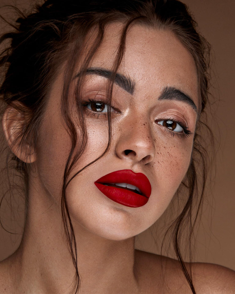 MAKI YIKA lip application illustrating even, transferproof coverage