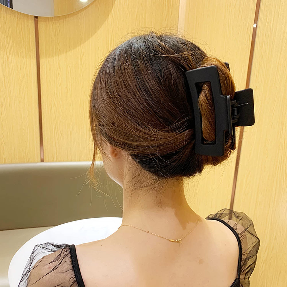 MAORULU securing thick hair into a half-up style for day-long stability