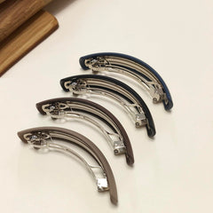 Markuii barrette in a commute setting offering quick styling benefit