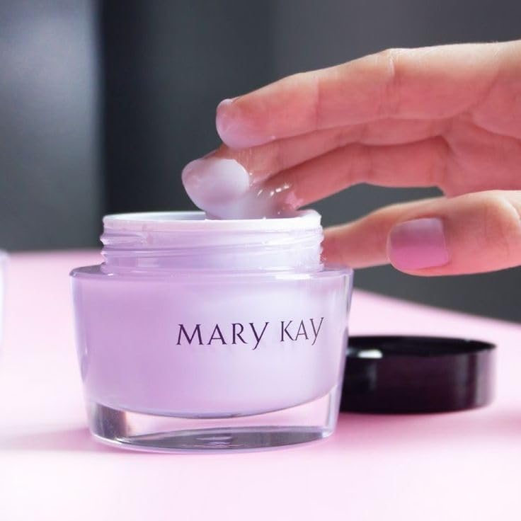 Mary Kay close-up of gel texture highlighting lightweight, fast-absorbing hydration