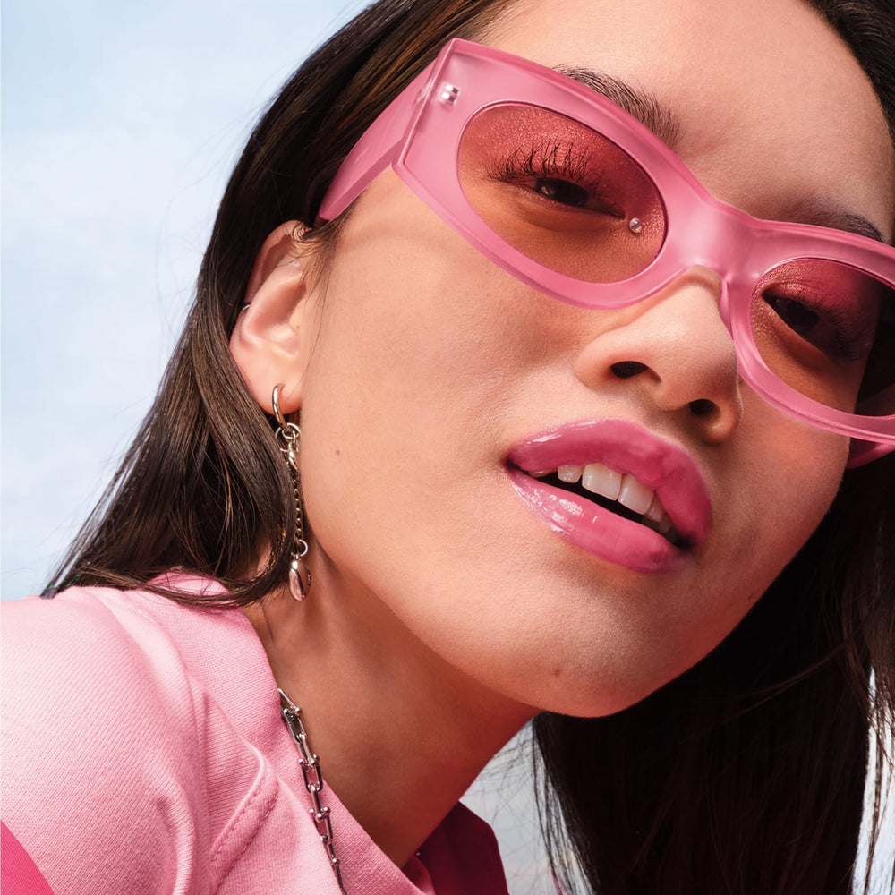 MAYBELLINE gloss in purse lifestyle shot for portable, on-the-go shine benefit
