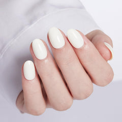 modelones close-up of oval nail shape highlighting smooth edges and fit