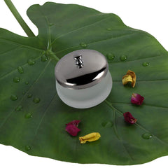 mollensiuer in use with acrylic monomer demonstrating safe, organized liquid handling