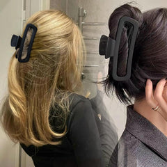 Nalodu clip in hand showing 5-inch scale for long and thick hair