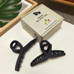Nalodu holding thick curly hair securely, no slipping through the day
