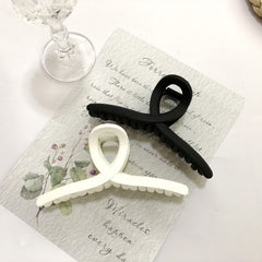 Nalodu clip in a handbag illustrating portable styling convenience