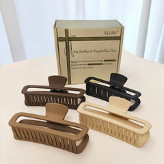 Nalodu clip held in hand showing 5.1 inch scale for long hair