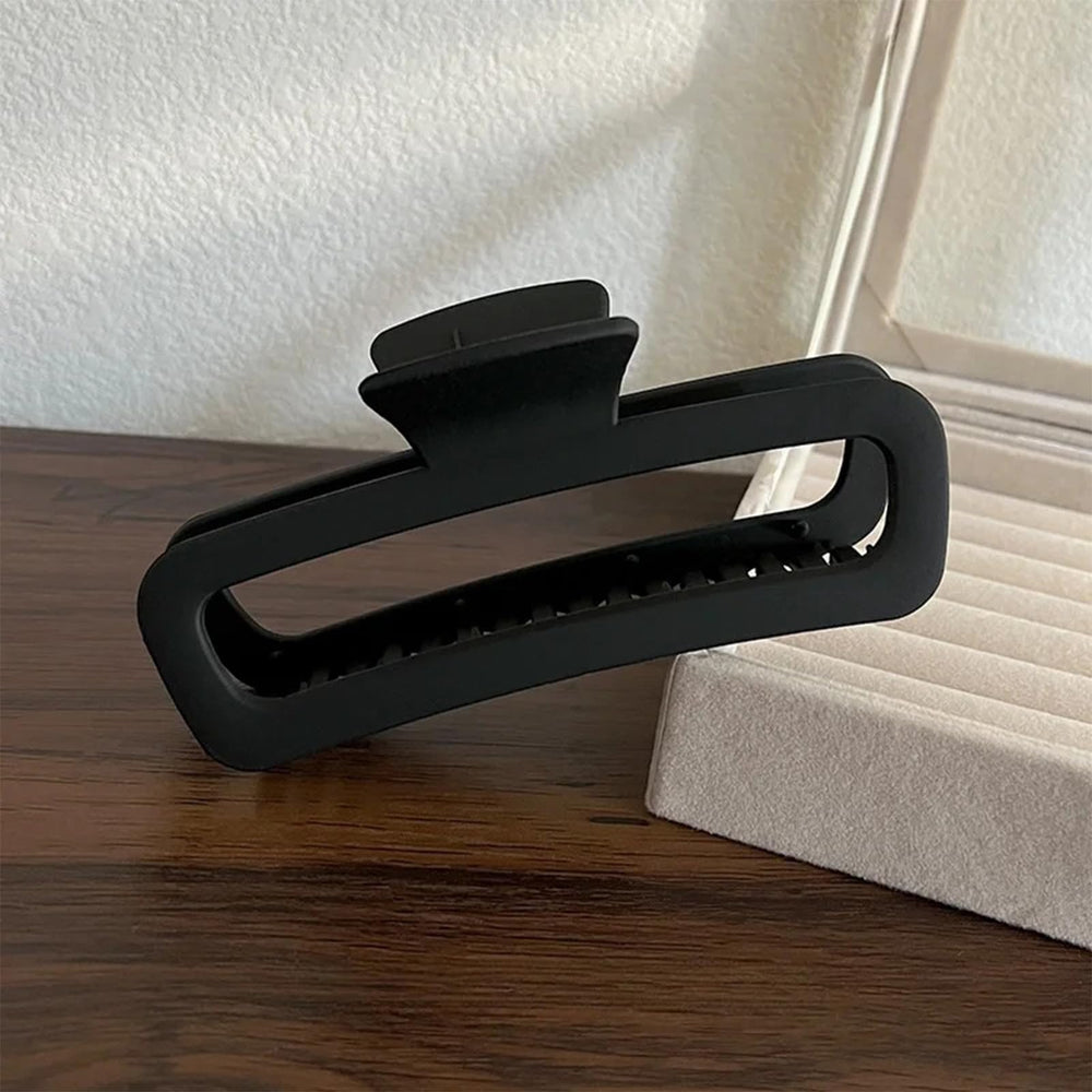 Naturahand close-up of clip spring and hinge highlighting durable strong-hold benefit