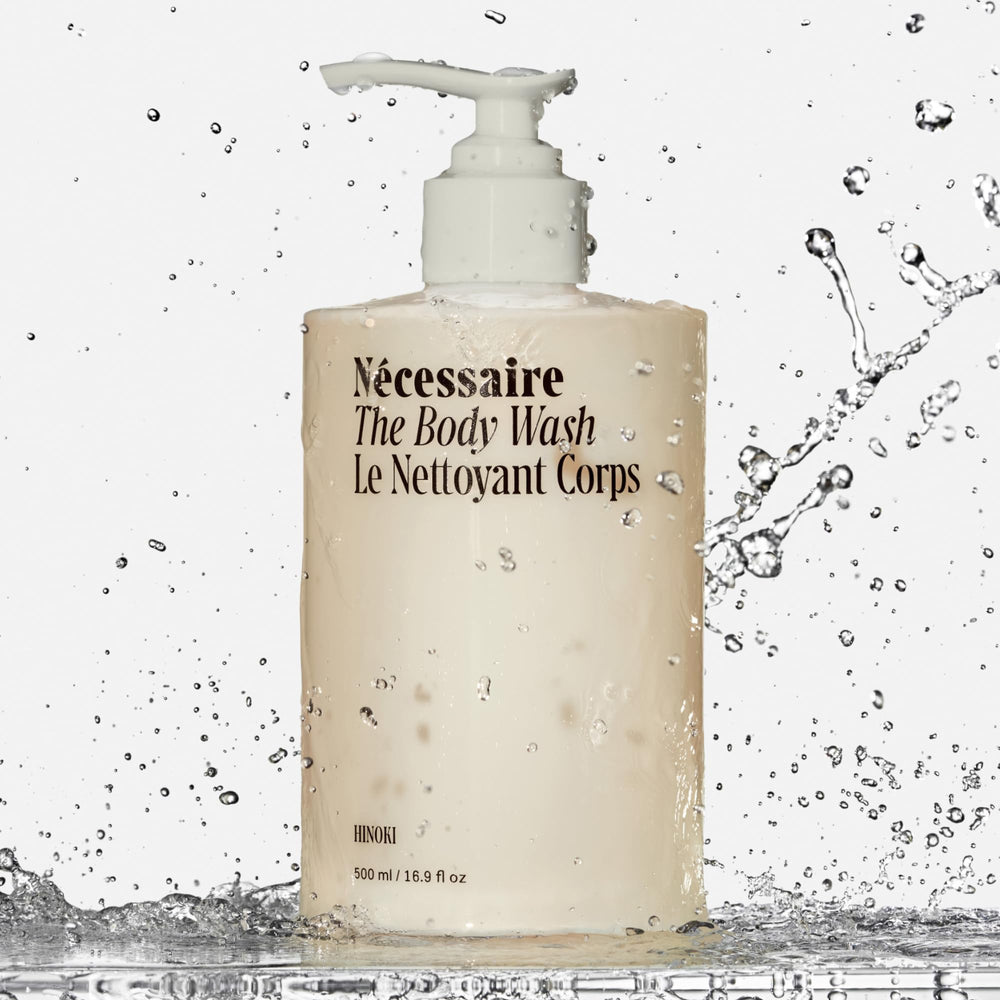 Nécessaire pump dispenser detail highlighting easy single-handed use benefit